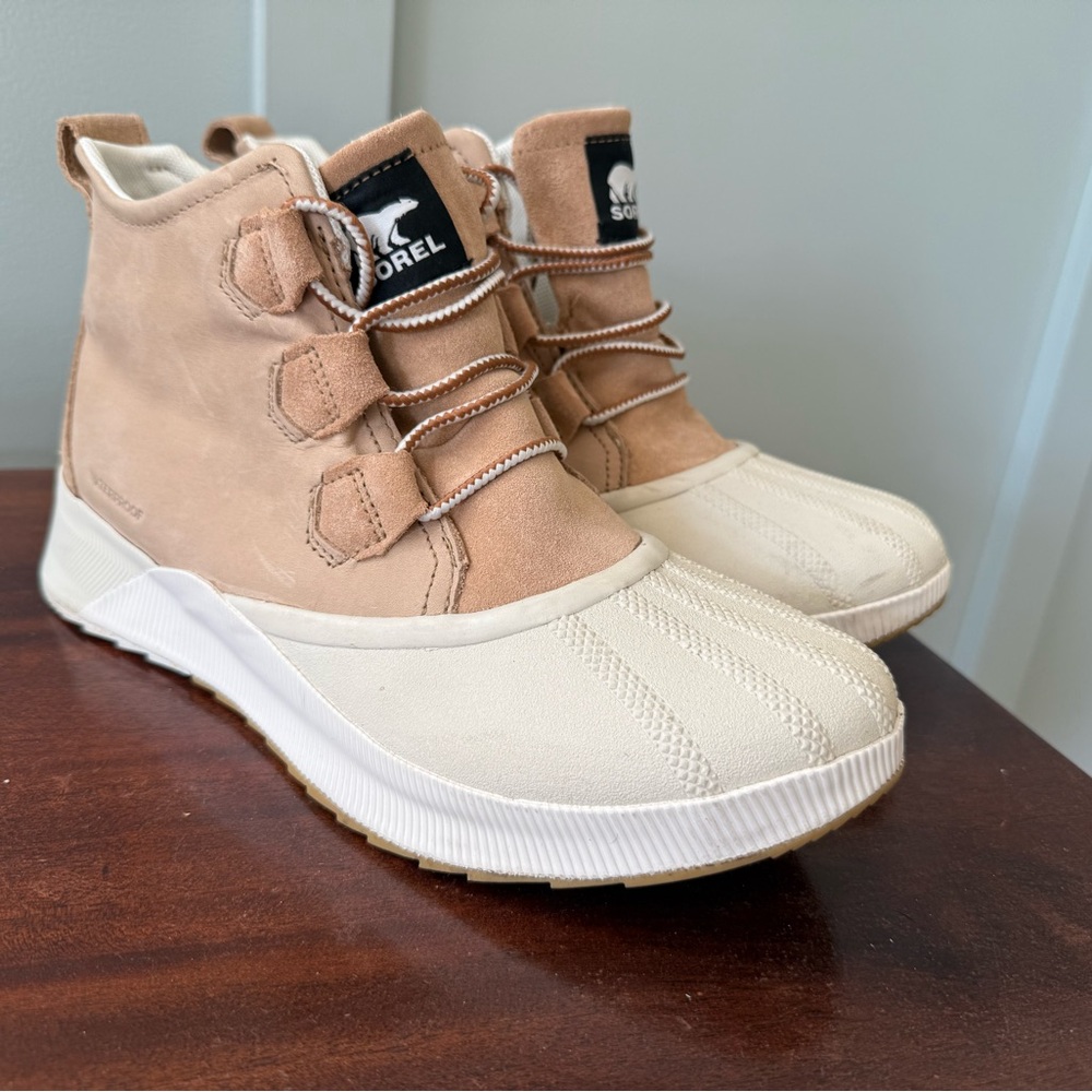 Sorel Out and About III waterproof camel tan Ankle Boots size 11